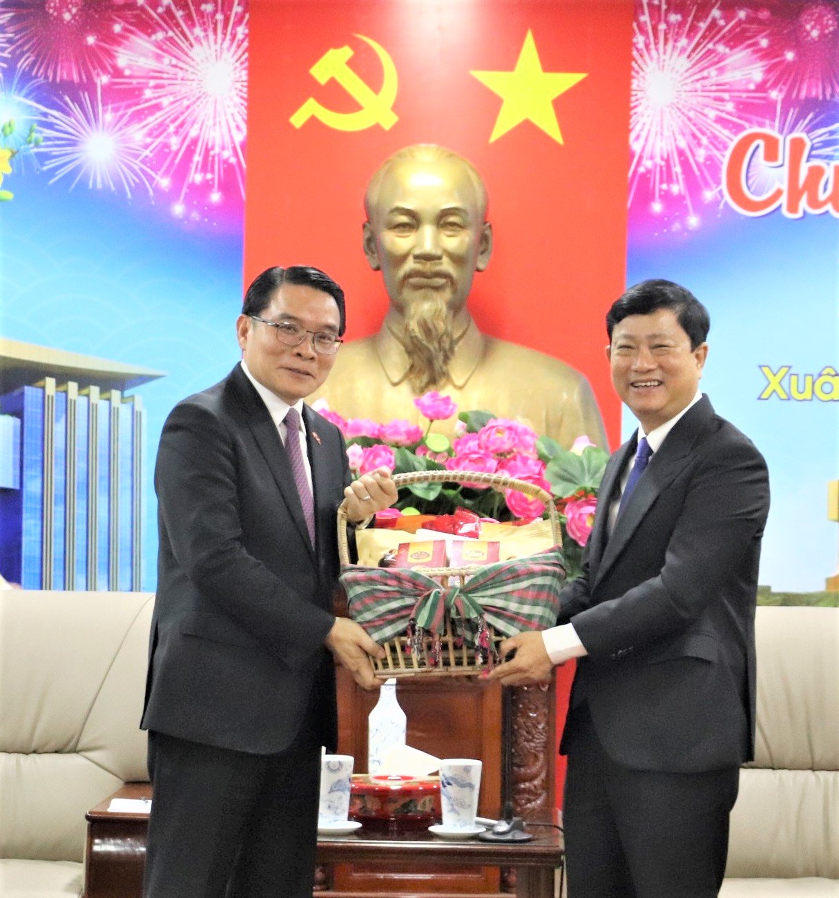 2- Tỉnh trưởng Vilayvong Bouddakham tặng sản phẩm đặc trưng của Lào cho Chủ tịch UBND tỉnh Võ Văn Minh